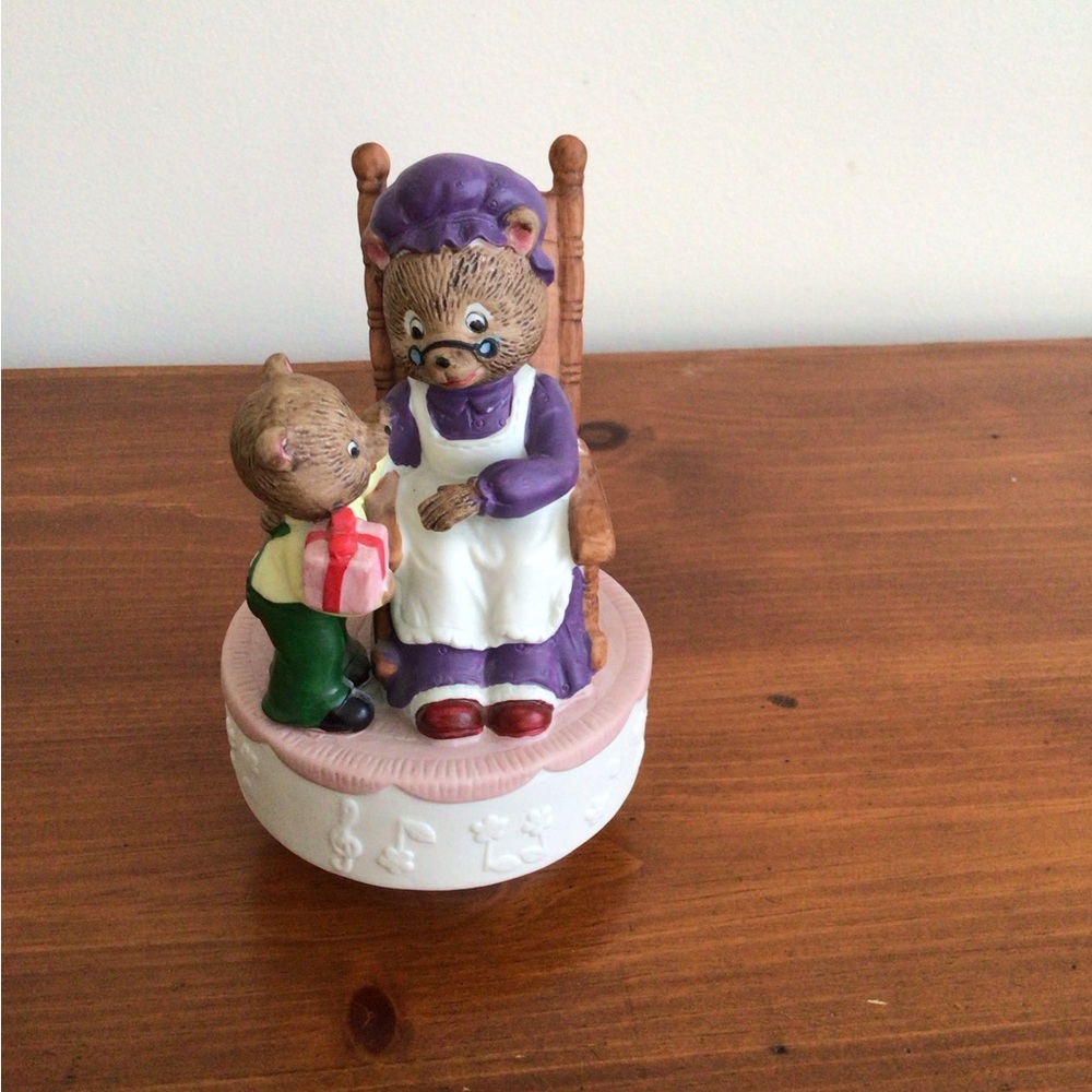 Music Box Figurine Grandma Bear In Rocker & Young Bear, Plays “Toyland" Rare